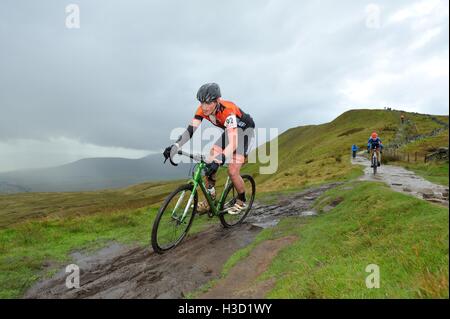 Konkurrenten im 3 Gipfel Cyclocross Rennen auf Whernside Stockfoto