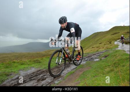 Konkurrenten im 3 Gipfel Cyclocross Rennen auf Whernside Stockfoto