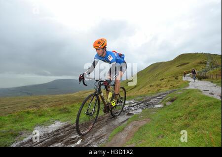 Konkurrenten im 3 Gipfel Cyclocross Rennen auf Whernside Stockfoto