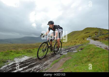 Konkurrenten im 3 Gipfel Cyclocross Rennen auf Whernside Stockfoto