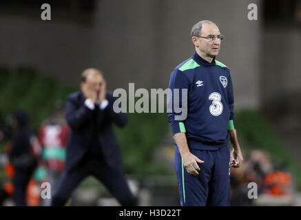 Republik Irland Manager Martin O'Neill als Georgien Manager Vladimir Weiss (Hintergrund) reagiert während des 2018 FIFA World Cup Qualifying Matches im Aviva Stadium Dublin. Stockfoto