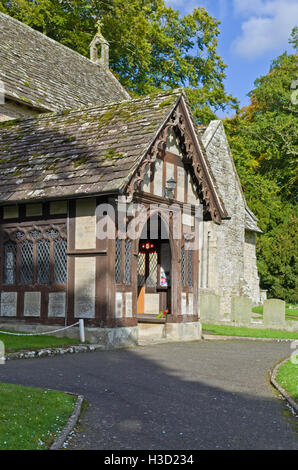 Eingang zur Kirche St. Michael & All Angels in das Dorf Lyonshall, Herefordshire. Stockfoto