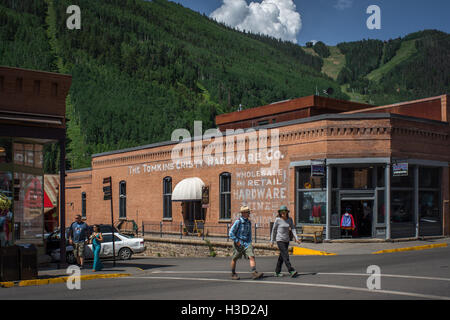 Fußgänger entlang der Main Street in Telluride, Colorado, USA Stockfoto