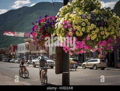 Radfahrer im Sommer entlang der Main Street in Telluride, Colorado, USA Stockfoto