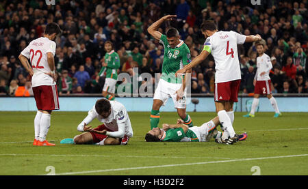 Republik Irland Robbie Brady liegt auf dem Boden nach einem Zusammenprall der Köpfe mit Georgiens Saba Kvirkvelia (zweiter von links) während der 2018 FIFA World Cup Qualifikation entsprechen im Aviva Stadium Dublin. Stockfoto