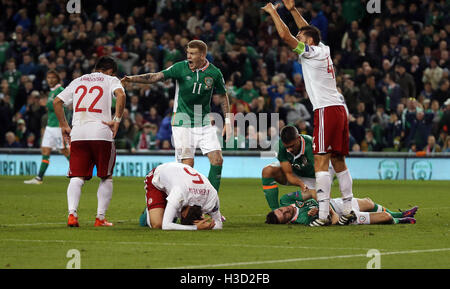 Republik Irland Robbie Brady liegt auf dem Boden nach einem Zusammenprall der Köpfe mit Georgiens Saba Kvirkvelia (zweiter von links) während der 2018 FIFA World Cup Qualifikation entsprechen im Aviva Stadium Dublin. Stockfoto