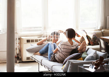 Brautpaar sitzend auf Sofa zu Hause sprechen Stockfoto