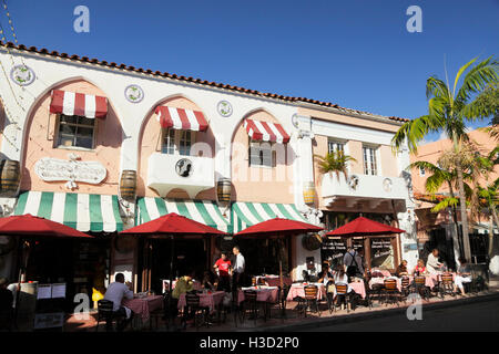 Menschen essen alfresco auf Espanola Way, Miami Beach, Florida, USA Stockfoto