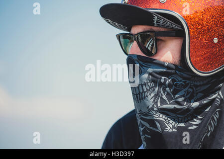 Nahaufnahme der Biker Sonnenbrille gegen Himmel Stockfoto