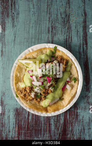 Draufsicht des Essens in Platte auf Holztisch Stockfoto
