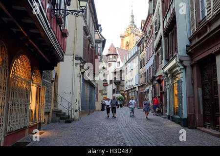 Rue des Marchands in Colmar, Frankreich. Kirche Saint-Martin ist im Hintergrund sichtbar. Stockfoto