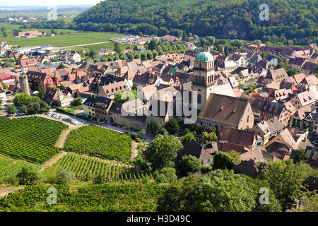 Die Ansicht von Kaysersberg, Frankreich und seine Weinberge von Château de Kaysersberg. Stockfoto