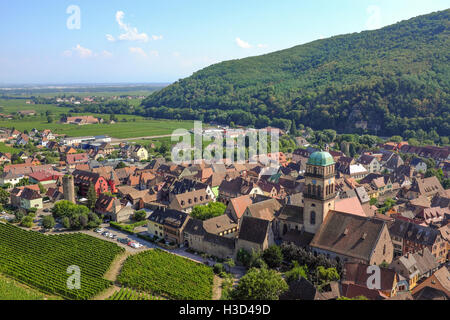 Die Ansicht von Kaysersberg, Frankreich und seine Weinberge von Château de Kaysersberg. Stockfoto