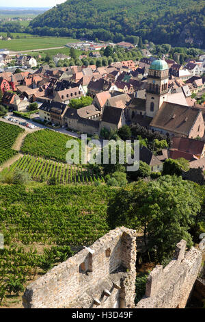 Die Ansicht von Kaysersberg, Frankreich und seine Weinberge von Château de Kaysersberg. Stockfoto