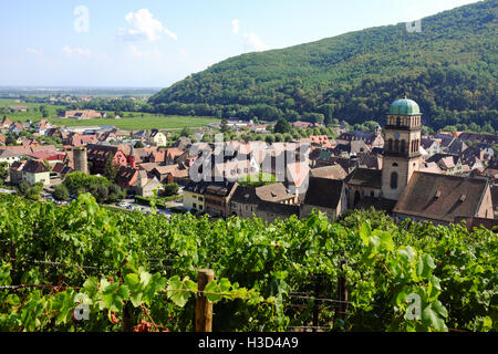 Die Ansicht von Kaysersberg, Frankreich aus den Weinbergen, die die Stadt umgeben. Stockfoto