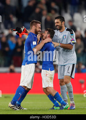 Turin, Italien. 6. Oktober 2016. Von links: Italiens Daniele De Rossi, Alessandro Florenzi und Gianluigi Buffon feiern am Ende der Fifa WM 2018 Fußball-Qualifikationsspiel zwischen Italien und Spanien im Juventus Stadium. Das Spiel endete 1: 1. © Isabella Bonotto/Pacific Press/Alamy Live-Nachrichten Stockfoto