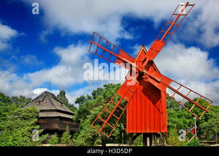 Schöne alte Windmühle in Skansen Freilichtmuseum, Insel Djurgarden, Stockholm, Schweden Stockfoto