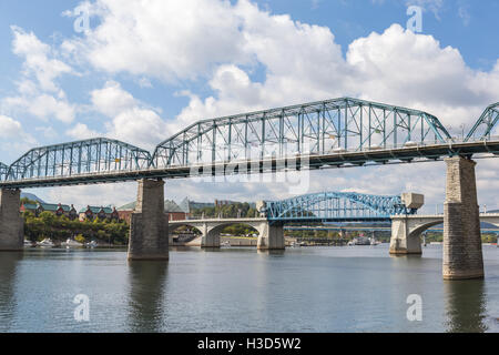 Die Walnut Street, Chief John Ross (Market Street) und Olgiati Brücken über den Tennessee River in Chattanooga, Tennessee. Stockfoto