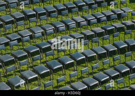 Sitze auf dem Rasen in einen Ort im Freien platziert reflektieren die obenliegende Sonne. Stockfoto