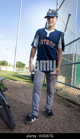 Unsere Teenager Enkel Baseballspieler in Uniform mit Fledermaus in seinem Rucksack. St Paul Minnesota MN USA Stockfoto