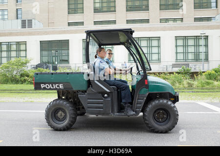 Kleine Off-Road-Polizei-Fahrzeug der Midtown Greenway Radweg mit weiblichen Polizei patrouillieren. Minneapolis Minnesota MN USA Stockfoto