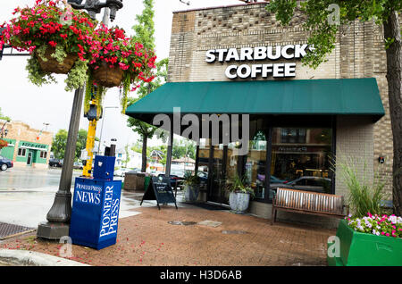 Dekorative Eingang zum Starbucks Coffee House mit rot blühenden hängenden Töpfen framing im Shop. St Paul Minnesota MN USA Stockfoto