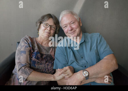 Ein weiteres Porträt Martha und Al einen liebevollen Moment zusammen zu genießen. Minneapolis Minnesota MN USA Stockfoto
