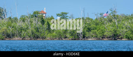 Bingham Island, ein Vogelschutzgebiet Audubon, mit Donald Trump Palm Beach Estate und umstrittene große Flagge im Hintergrund. Stockfoto