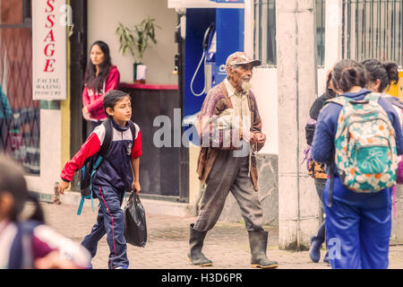 Banos De Agua Santa, Ecuador - 23. Juni 2016: unbekannte ecuadorianischen Passanten auf den Straßen von Banos De Agua Santa Stockfoto