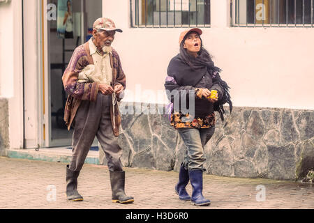 Banos De Agua Santa, Ecuador - 23. Juni 2016: ecuadorianische Passanten auf den Straßen von Banos De Agua Santa, Ecuador Stockfoto