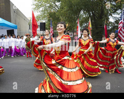 Chinesische Tänzerinnen in Autumn Moon Festival und Laternenumzug in Chinatown in Sunset Park in Brooklyn, NY, 2016. Stockfoto