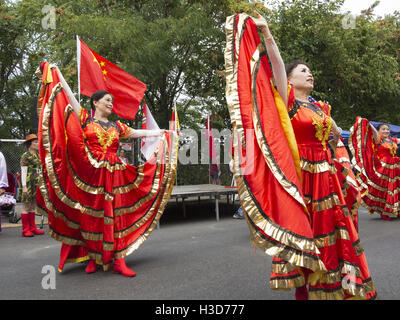 Chinesische Tänzerinnen in Autumn Moon Festival und Laternenumzug in Chinatown in Sunset Park in Brooklyn, NY, 2016. Stockfoto