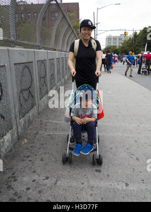 Autumn Moon Festival und Laternenumzug in Chinatown in Sunset Park in Brooklyn, New York, 2016. Stockfoto