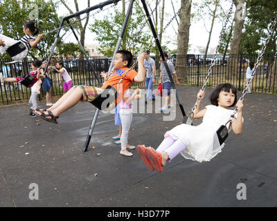 Chinesische Kinder im Park in Chinatown im Sunset Park Abschnitt von Brooklyn in New York, 2016. Stockfoto
