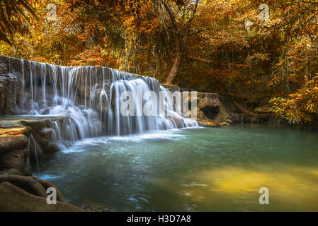 Tief im Wald Wasserfall in Kanchanaburi, Thailand Stockfoto