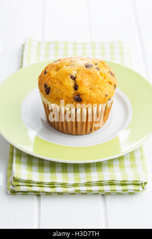Die leckeren Muffin mit Schokolade auf weißen Tisch. Stockfoto