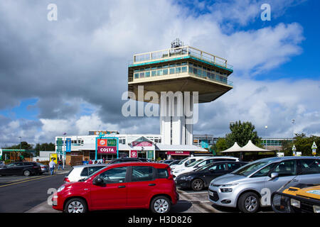 Der Pennine Tower am Lancaster Autobahndienst auf der M6 in Lancashire, Großbritannien Stockfoto