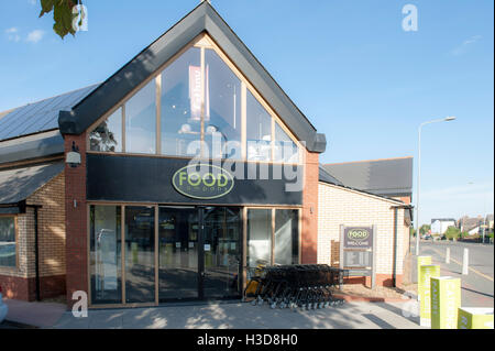 Bioladen in Colchester Essex die Lebensmittelkonzern Verkauf Handwerker Essen Blumen genannt und verfügt über ein restaurant Stockfoto