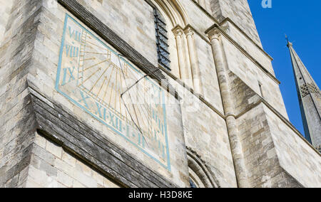 Sonnenuhr auf der Seite der Chichester Kathedrale von Chichester, West Sussex, England, UK. Stockfoto