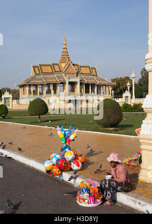 Straßenhändler verkaufen Spielzeug zu Mittag in Phnom Penh, Kambodscha. Stockfoto