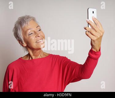 Reife Frau, die eine Selfie mit smartphone Stockfoto