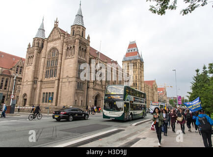 Manchester University Hauptcampus Gebäude an der Oxford Road mit Studenten auf der Straße Stockfoto