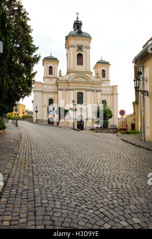 Kopfsteinpflaster Steinstraße und Kirche in der alten Stadt Banska Stiavnica, Slowakei. Stockfoto