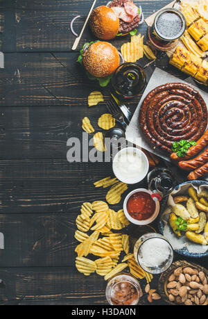 Oktoberfest Bier und Snacks Vielfalt auf verbranntes Holz dunkel Stockfoto