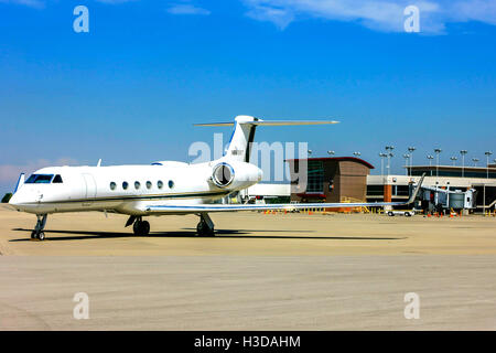 Gulfstream Aerospace G-V corporate Jet Blue Grass Airport, Lexington, Kentucky Stockfoto