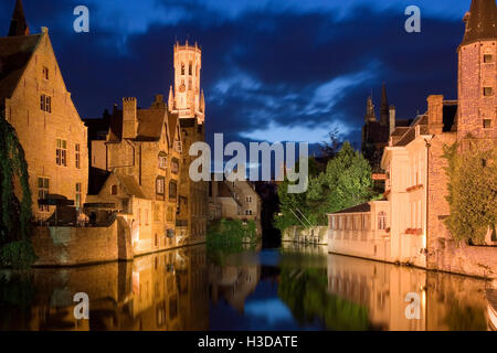 Klassische Brügge in der Nacht. Kanäle-Funktion stark in dieser kleinen, aber schönen belgischen Stadt. Stockfoto