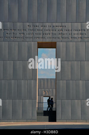 Zwei Tore in der Oklahoma City National Memorial markieren vor (09:01) und nach (09:03) dem Bombenanschlag auf das Murrah Federal Building. Stockfoto