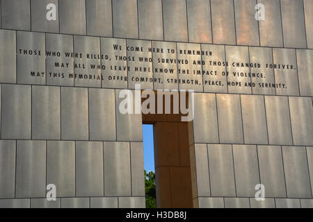 Zwei Tore in der Oklahoma City National Memorial markieren vor (09:01) und nach (09:03) dem Bombenanschlag auf das Murrah Federal Building. Stockfoto