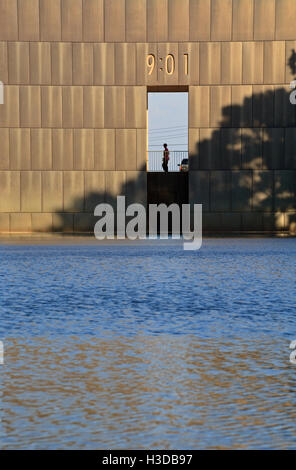 Zwei Tore in der Oklahoma City National Memorial markieren vor (09:01) und nach (09:03) dem Bombenanschlag auf das Murrah Federal Building. Stockfoto