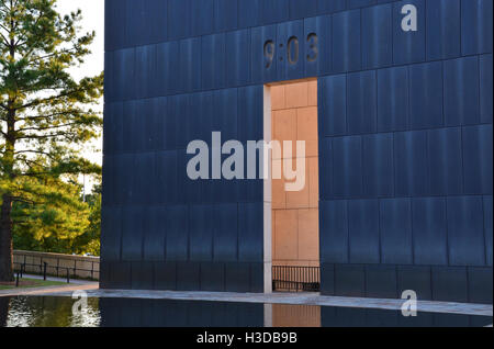 Zwei Tore in der Oklahoma City National Memorial markieren vor (09:01) und nach (09:03) dem Bombenanschlag auf das Murrah Federal Building. Stockfoto